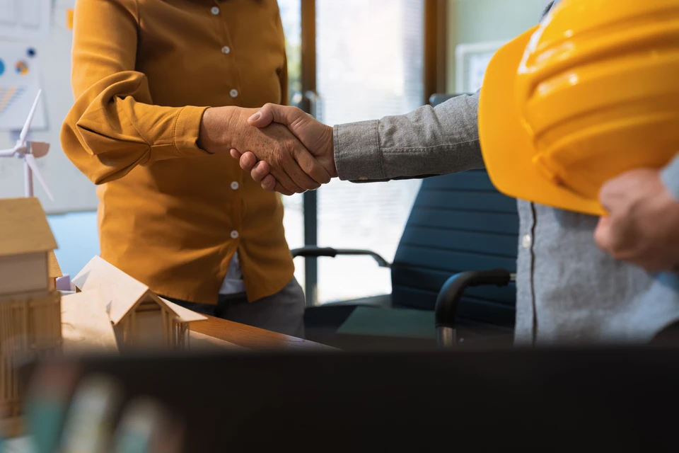 Terrasse ext&eacute;rieure moderne avec deux fauteuils jaunes en rotin sur plancher bois