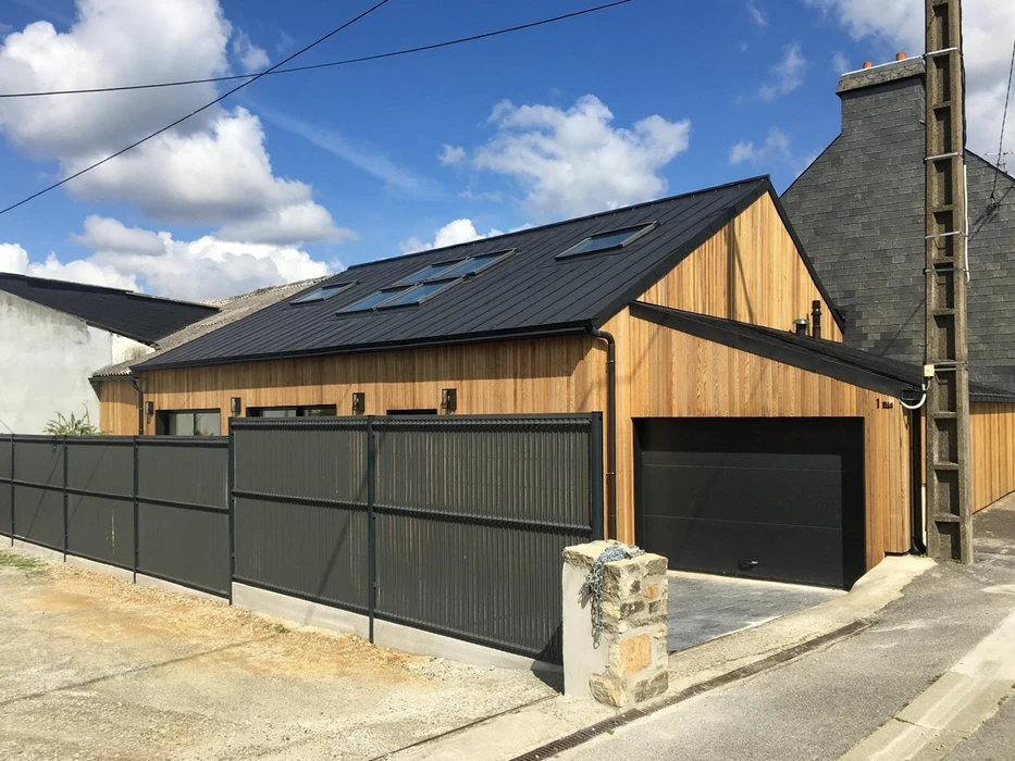 Mur extérieur recouvert de bardeaux d'ardoise gris anthracite disposés en quinconce