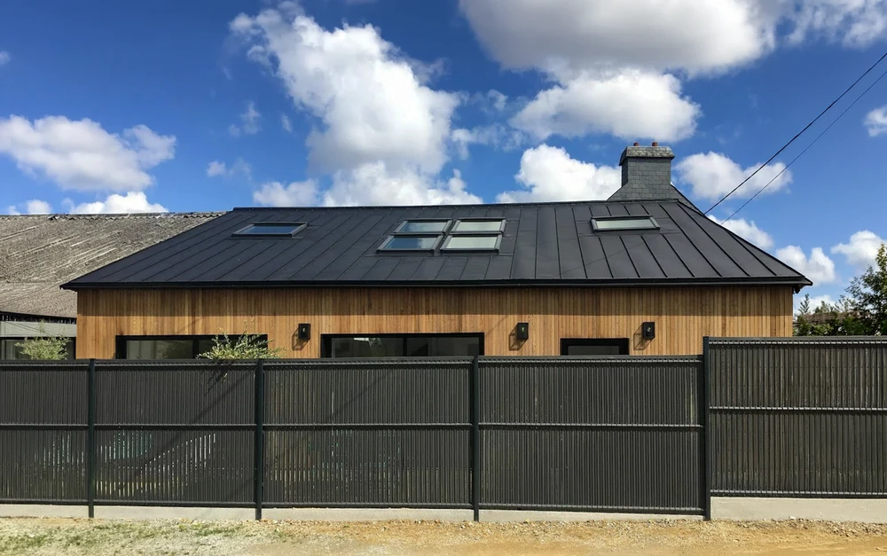 Gros plan sur le toit de la maison avec la tôle de toiture en acier