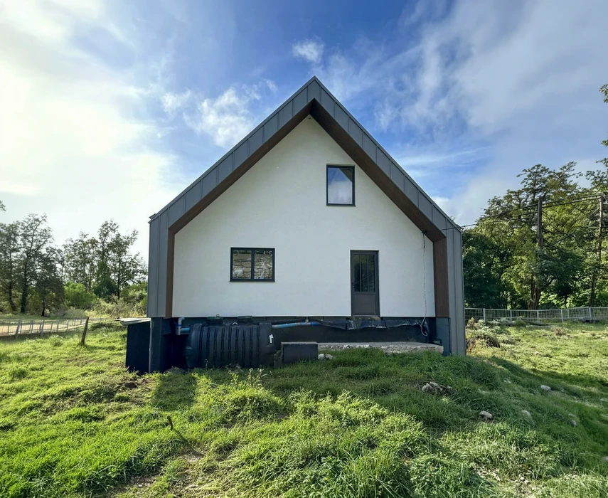 Toiture extérieure avec tuiles en terre cuite disposées en rangées horizontales parfaitement alignées