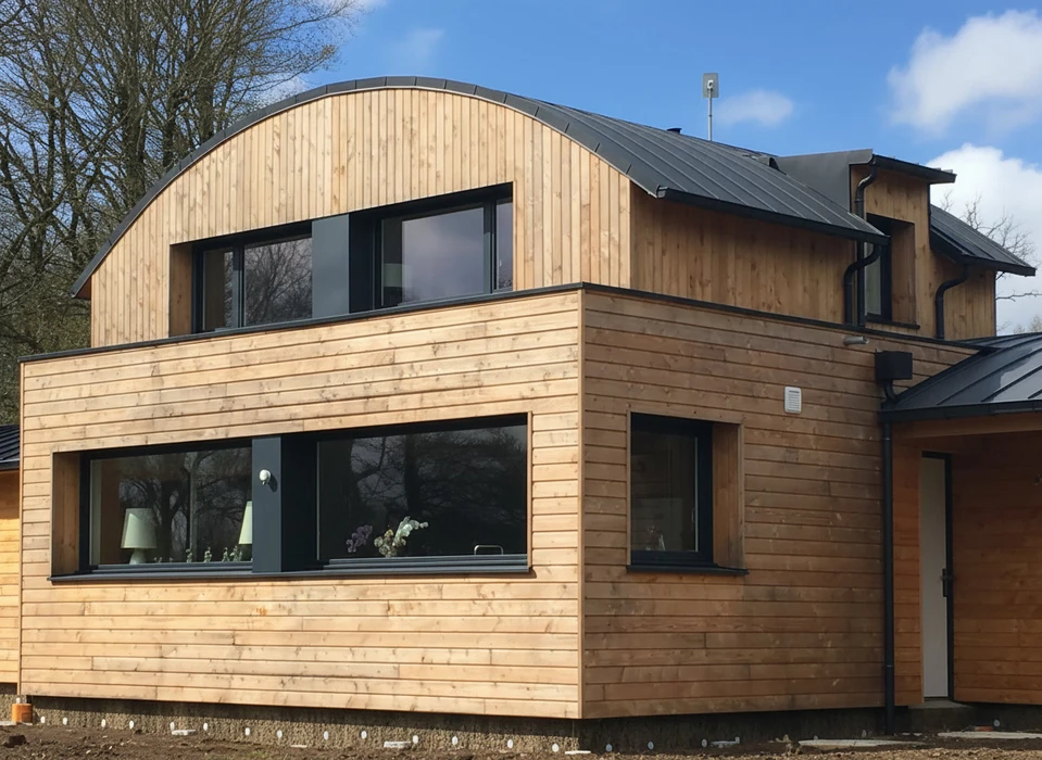 Chantier de construction résidentielle avec maison en cours de couverture