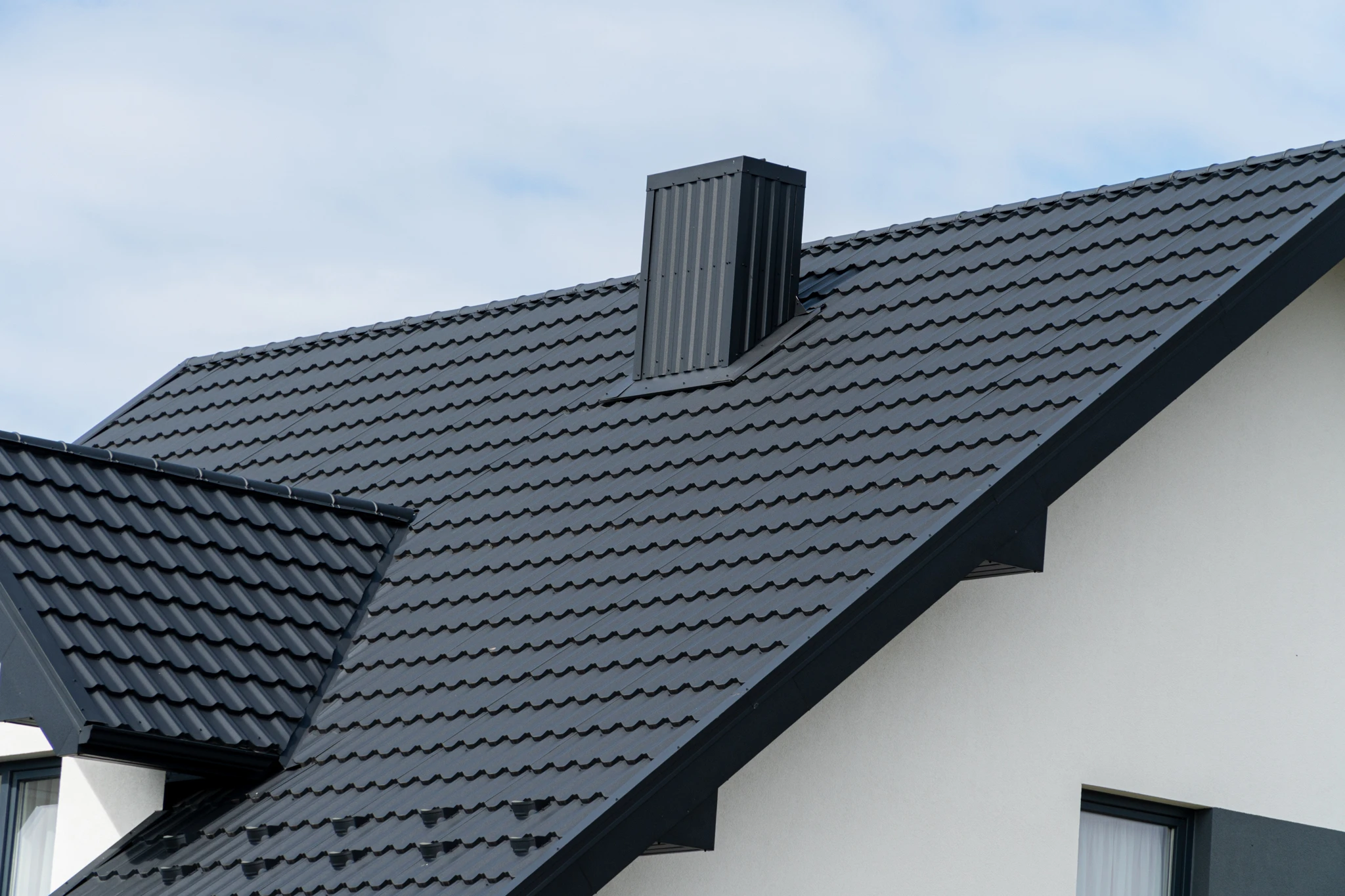 Tuiles de terre cuite humides avec mousse qui pousse après la pluie, nettoyage du toit de mousse, écologie environnementale, mise au point sélective sur la mousse