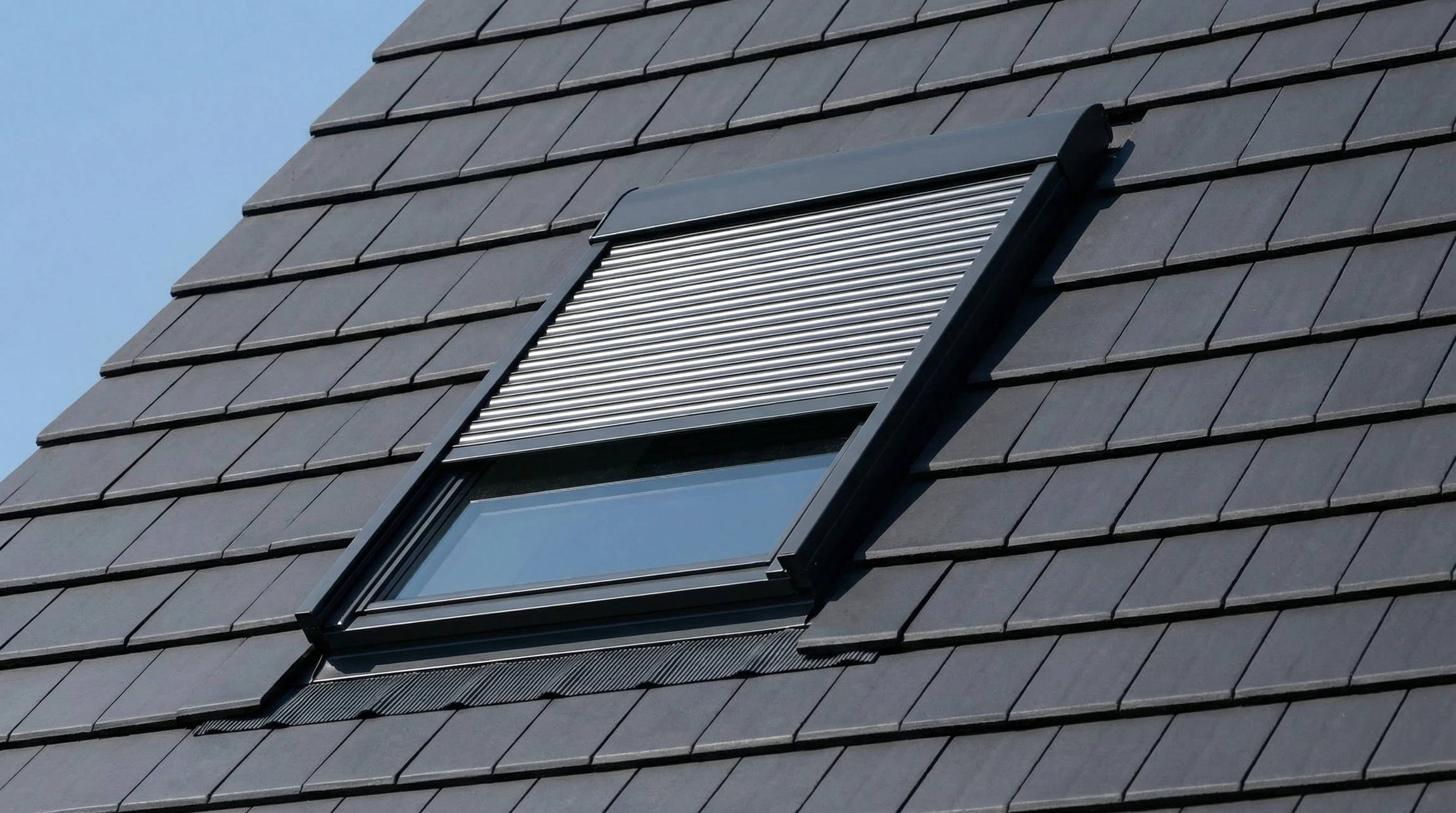 Fenêtre Dormer avec volet de sécurité roulant aux Pays-Bas